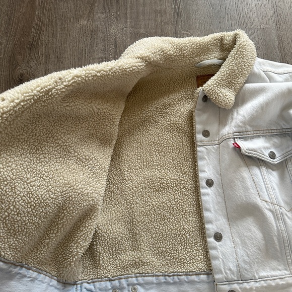Levi's Women's White Sherpa Denim Jacket - Picture 4 of 5